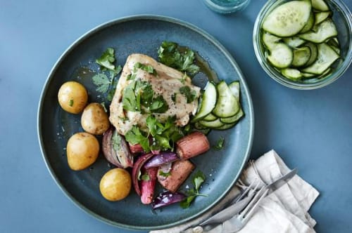 Ovnbagt kylling på rabarber-/løgkompot og klassisk agurkesalat
