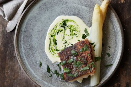 Stegt kulmule med hvide asparges og beurre blanc med ramsløgsolie