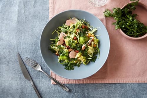 Hurtig kålsalat med bagt laks og sprøde mandler