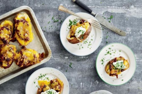 Sprøde, bagte kartofler med bacon-creme 