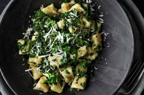 Gnocchi med smør, grønkål og parmesan
