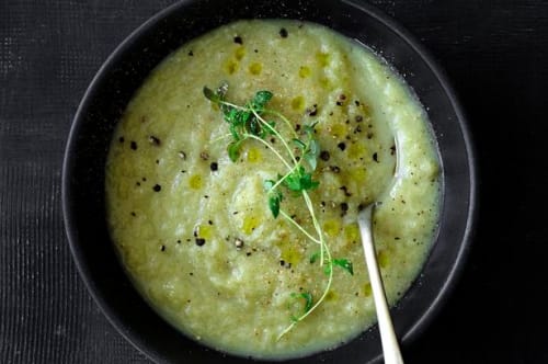 Vegansk suppe med knoldselleri og porrer