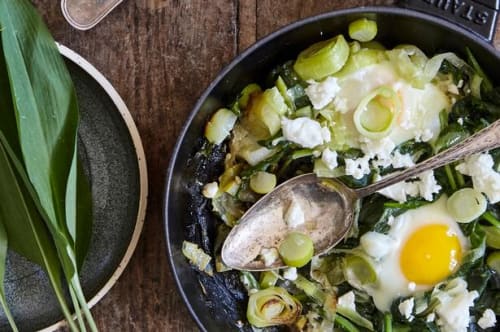 Grøn shakshuka med ramsløg 