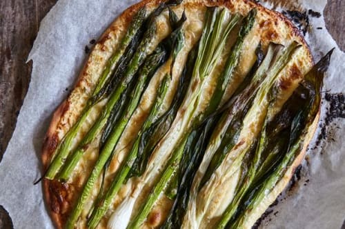 Flammkuchen med ramsløg og forårsløg 