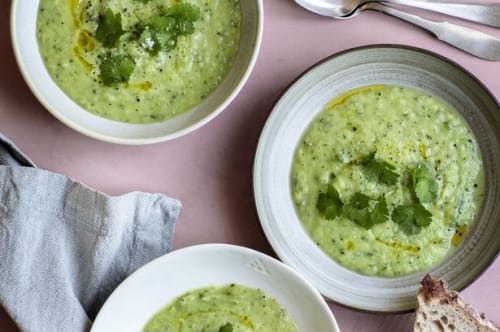 Grøn suppe med agurk, avokado og lime