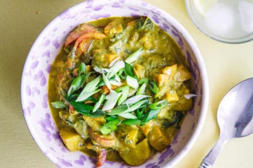 Kartoffel- og græskarcurry med spinat i kokosmælk