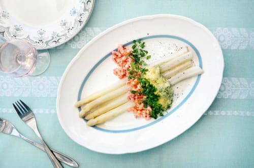 Hvide asparges med kørvelhollandaise 
