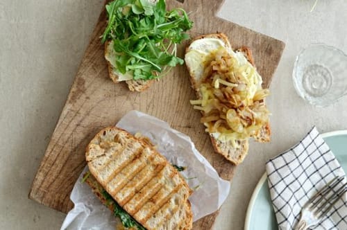 Toast med bløde løg og gruyere