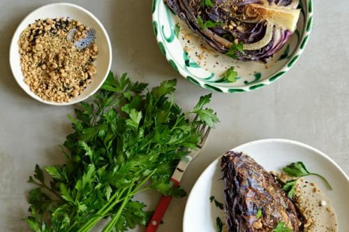 Spidskål med tahin og peanutdukkah