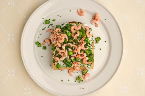 Rørt salat med rejer, asparges og grønne ærter