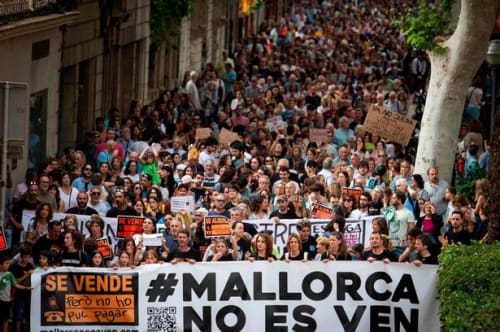 10.000 demonstrerer på Mallorca mod masseturisme