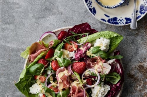 Salat med jordbær, mozzarella og radicchio 