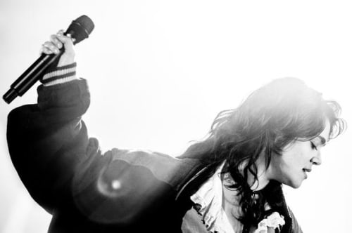  Hun ligner en blanding af Kate Bush og Mick Jagger og er et naturtalent af en forsanger