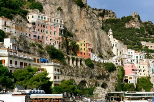 Amalfi slås med færre børn i skolerne og utrolige trafikpropper