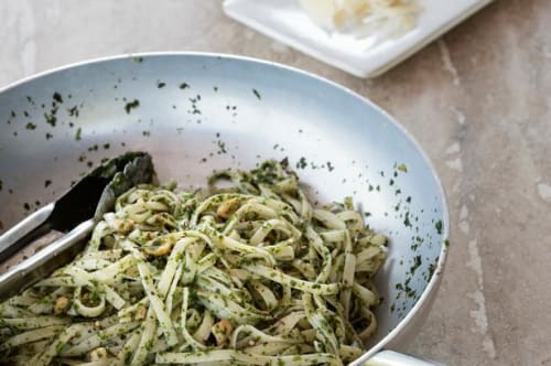 Pasta med persille, ansjoser og hasselnødder