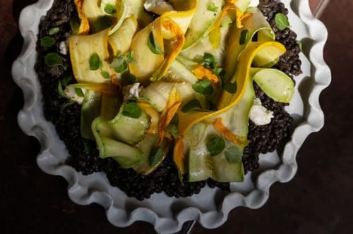 Linser med squashstrimler og gedeost 