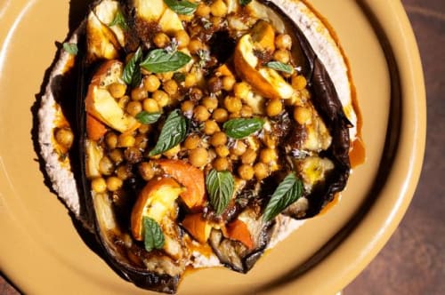 Bagt aubergine med valnøddemisopuré, sprøde kikærter og harrissa