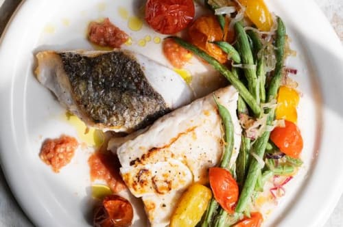  Stegt kulmule med grønne bønner, tomater og tomatvand