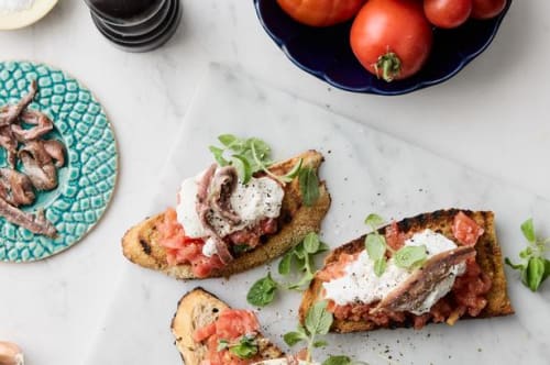 Grillet brød med tomat, burrata og ansjos 