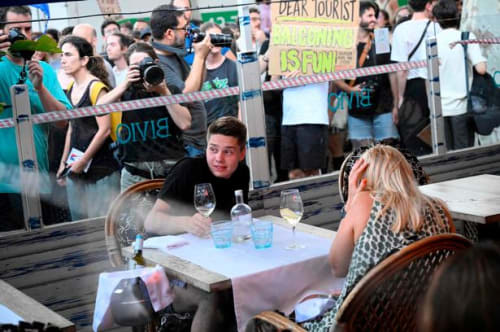 Mød de frustrerede lokale: Derfor protesterer de mod turister i deres by