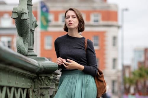 Sally Rooney skriver, så man kan mærke det helt ud i fingerspidserne