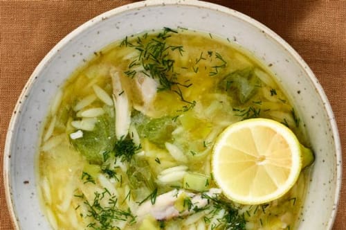Fyldig suppe med orzo og grønt