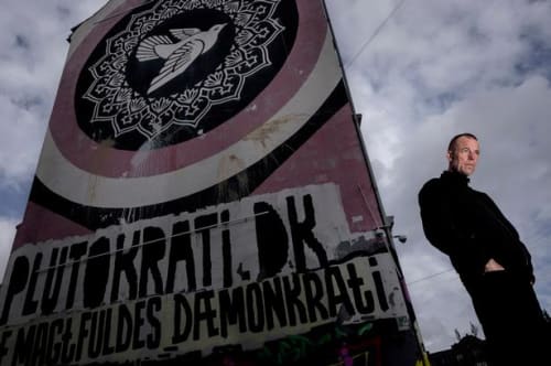 Dengang blev han provokeret af Ruth Evensen. Nu har han lavet en tv-serie til DR