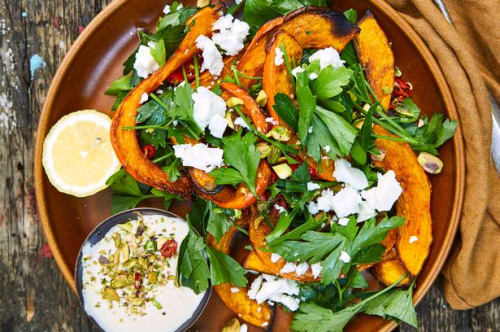 Lun græskarsalat med feta og tahin
