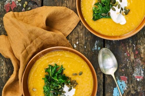 Græskarsuppe med grønkål og kerner