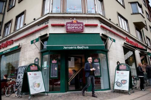 Jensens Bøfhus brugte i årevis idiotapostroffen. Nu er den på vej tilbage