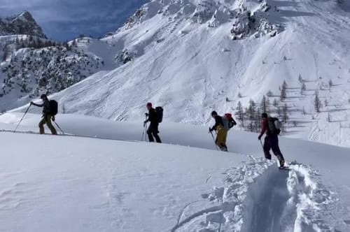 Man går op i mørke blandt ulve og slår øjnene op til et skiparadis