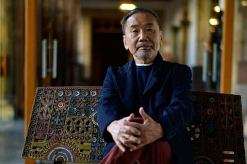 Murakami går i sit eget forfatterskabs spor og genopfinder sig selv 
