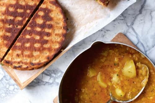 Kartoffel-ærte-suppe med paprika og piadinafladbrød