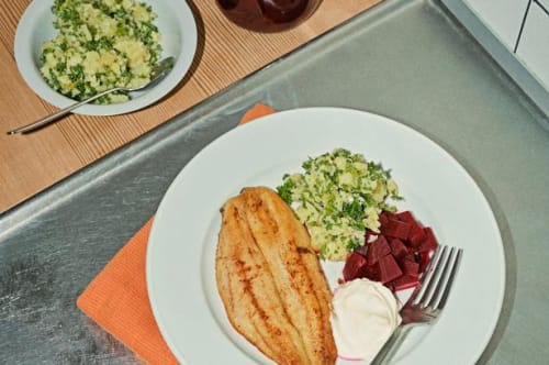 Stegte sild med knuste kartofler, syltede rødbeder og creme fraiche