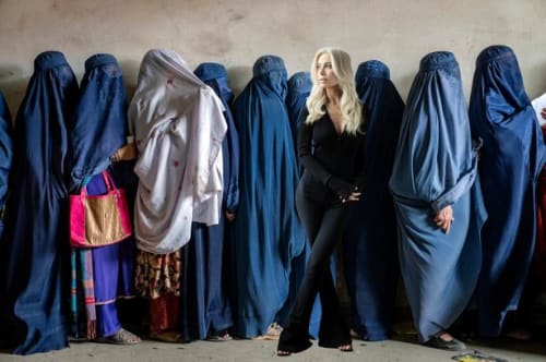 Mens Katherine Diez tager scenen, må de afghanske kvinder holde kæft