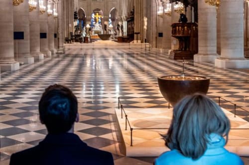 Kritikken vælter ned over Macrons moderne glasvinduer i Notre-Dame