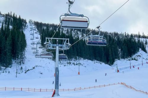 Danske børn faldt fra skilift da de ikke kom ordentligt op på sædet
