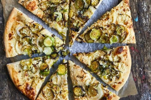Hvid pizza med rosenkål