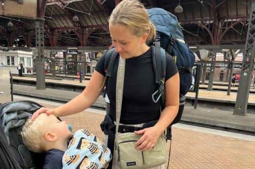 Mens andre børnefamilier fløj på charterferie, rejste vi 48 timer i tog med vores 2-årige