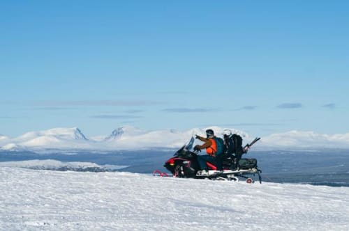 Kan du få din svigermor op på en snescooter? Det lykkedes for Sebastian på skiferien