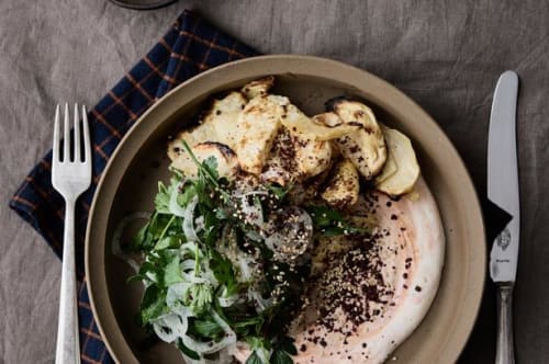Bagt selleri med krydret yoghurt