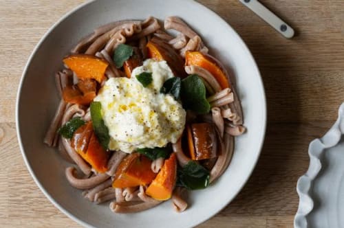 Pasta med brunet smør, græskar og stracciatella