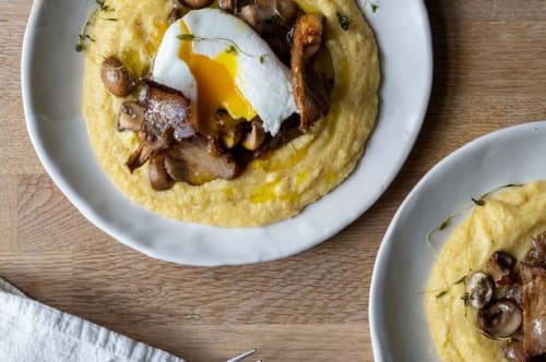 Polenta med stegte svampe og pocherede æg