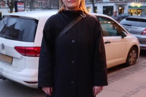 De har kørt i den samme bus igen og igen. Så mødtes de på en date
