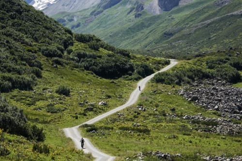 På den kendte skidestination bringer elektriske mountainbikes dig længere ud i sommerens alpine landskab 