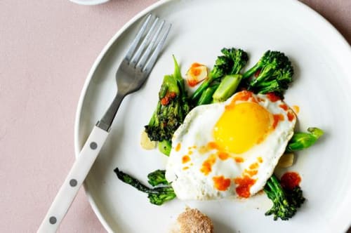 Stegt kål, spejlet æg og sriracha chilisauce
