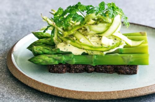 Grønne asparges og æggesalat
