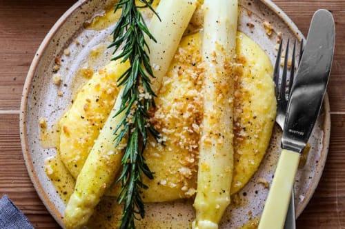 Hvide asparges med blød polenta og knas