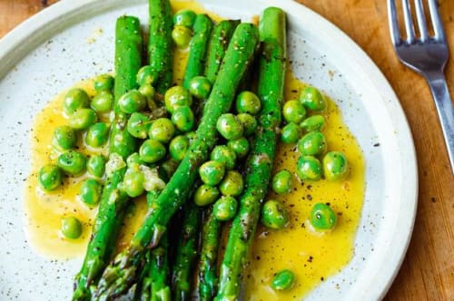 Grønne asparges med ærtesauce og sprød salat
