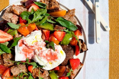 Sommertomatsalat med jordbær og burrata 